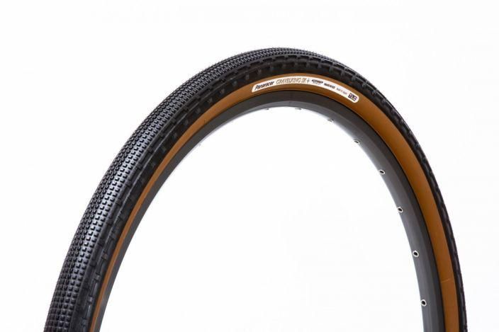 Panaracer Gravelking Plus+ SK Brown 43mm Erittain vahvasti pistosuojattu Gravel -rengas ruskealla kyljella.