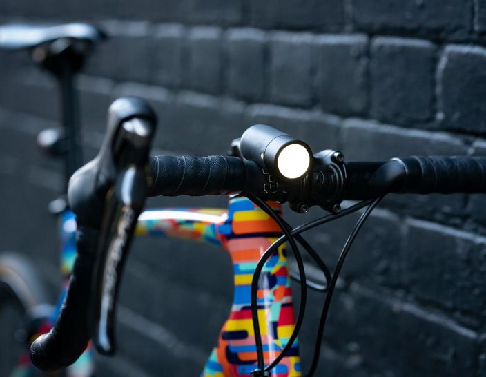 Knog Plug 250 lumen etuvalo Knog Plus etuvalo tarjoaa valaistusta hamariin aamuihin ja pimeisiin iltoihin. Sen on