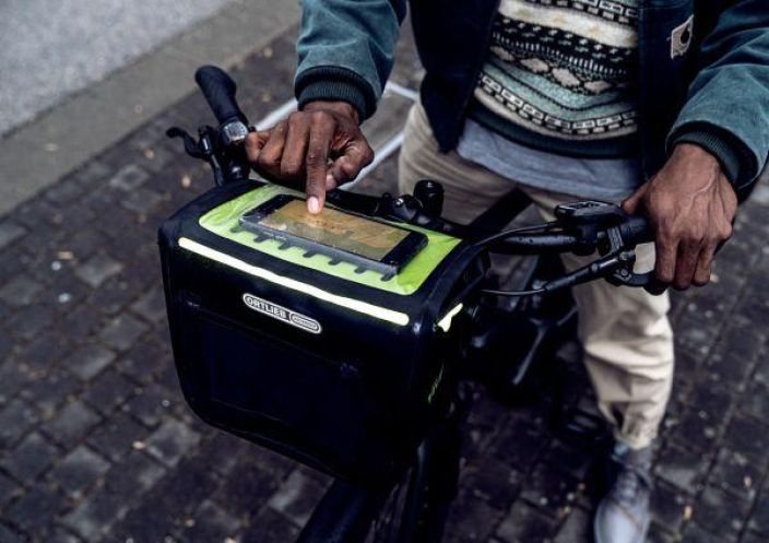 Ortlieb E-Glow Tankolaukku Sahkopyoriin A handlebar bag that was specially designed to meet the needs of e-bikers, the