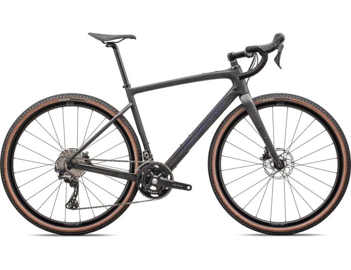 Specialized Diverge Sport Carbon -24 Pakene kaupungin halinaa maaseudun syrjaisille sorateille.