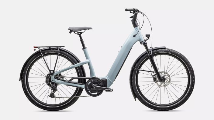 Specialized Como 4.0 -25 Como is a laid back e-bike with a clean look and upright rider position for convenient comfort