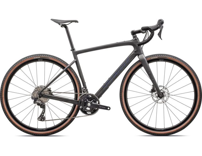 Specialized Diverge Sport Carbon -25 Pakene kaupungin halinaa maaseudun syrjaisille sorateille. Osallistu vaikkapa