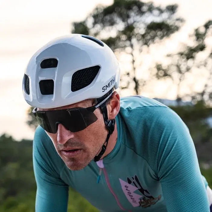 ignite-helmet_white-MatteWhite_lifestyle01.webp