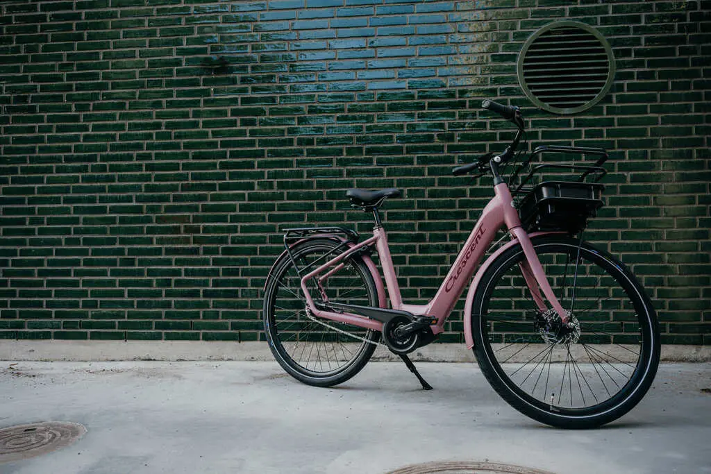 YTC995__32##crescent+elody+chanti+bordeaux+bike+next+to+green+wall_37920_preview.webp
