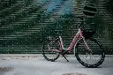 YTC995__32##crescent+elody+chanti+bordeaux+bike+next+to+green+wall_37920_preview.webp