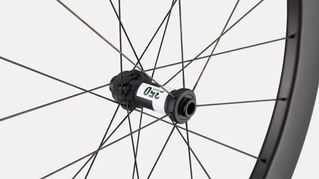 30026-610_WHL_TERRA-AERO-CL-700C-FRONT-SATIN-CARBON-SATIN_FRONT-HUB.webp