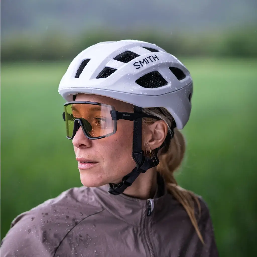 triad-helmet_white-MatteWhite_lifestyle03.webp