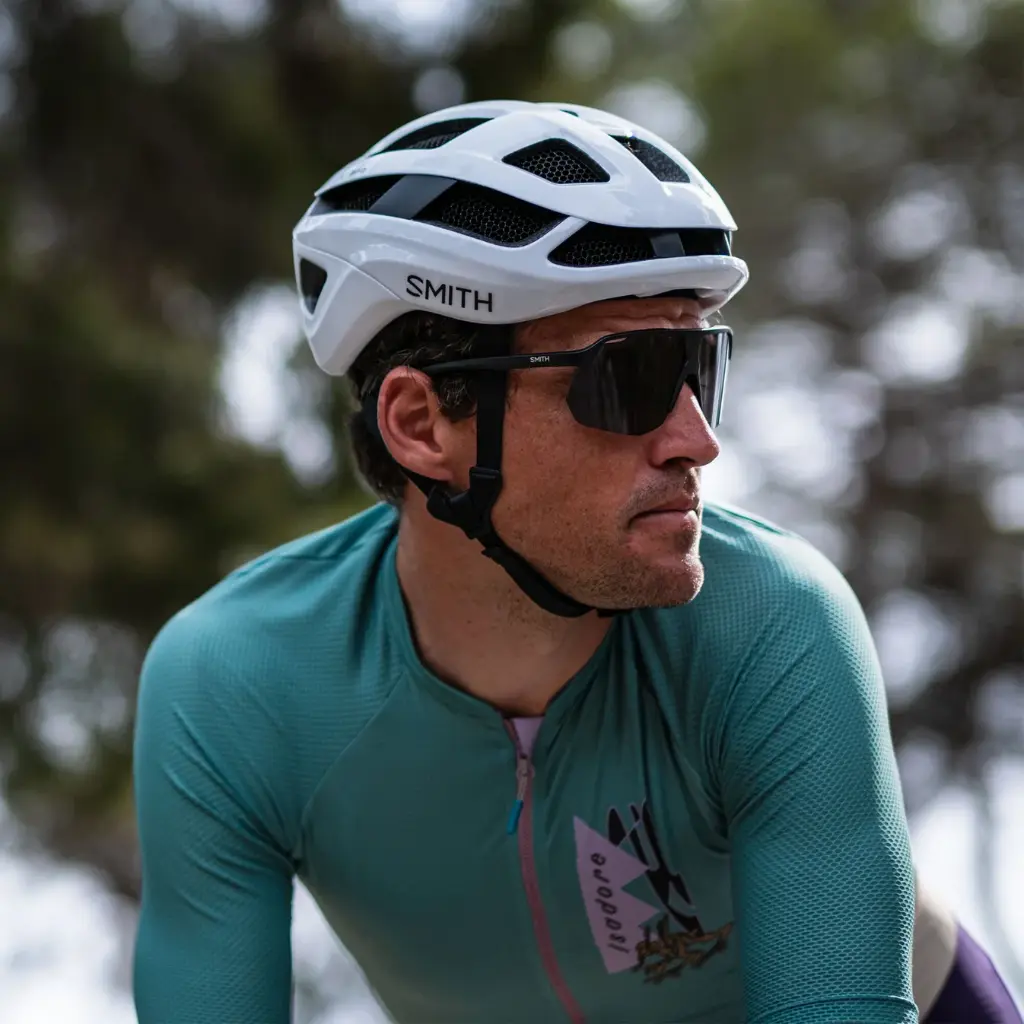 trace-helmet_white-MatteWhite_lifestyle01.webp