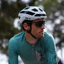 trace-helmet_white-MatteWhite_lifestyle01.webp