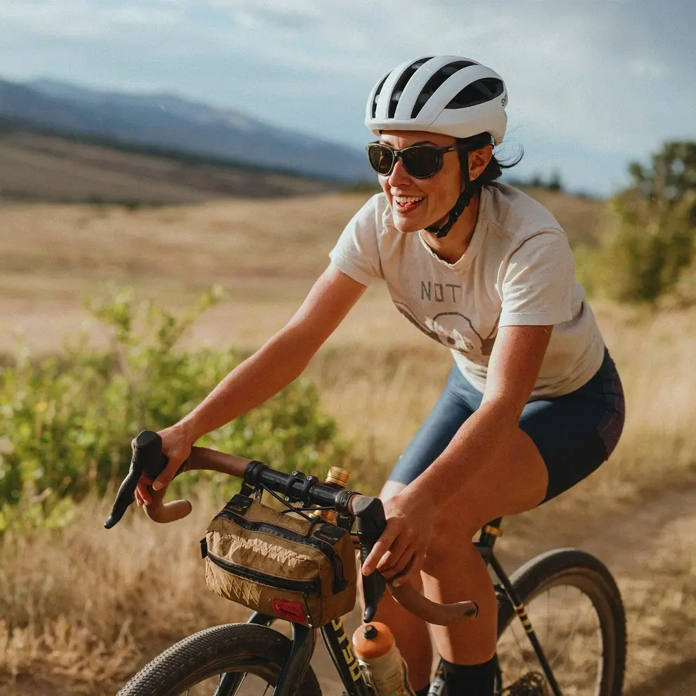 network-helmet_white-MatteWhite_lifestyle02.webp